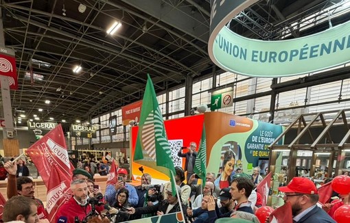Les Jeunes Agriculteurs, menés par leur secrétaire général Quentin Le Guillous ont déclenché une mobilisation sur le stand de la Commission Européenne.
