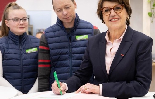 De gauche à droite : Amandine Belal et Matthieu Regazzoni – associés à l’essai dans le Doubs et Annie Genevard - ministre de l’Agriculture.