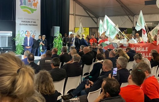  La ministre de l'Agriculture Annie Genevard a annoncé jeudi en Auvergne de nouvelles mesures pour les agriculteurs frappés par la sécheresse, avec des prêts à taux zéro pour renflouer les trésoreries, une demande de la FNSEA qui dépendra en grande partie de l'adoption du budget.