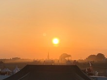La poussière se mêle aux derniers rayons pour offrir un magnifique coucher de soleil sur le site des TDJ 2023.