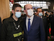 Le Premier ministre Jean Castex prend la pose ici avec Mathieu, 19 ans, jeune éleveur en devenir.