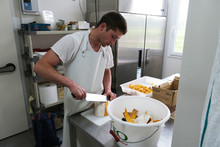 Découpe de la mimolette pour la préparation du welsh.
