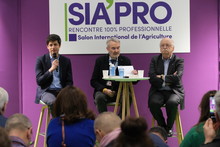 Julien de Normandie et Érik Orsenna ont présenté ce lundi leur livre "Nourrir sans dévaster" à la salle Agora. 