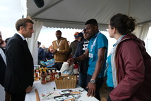 Emmanuel Macron discute avec les JA d'Outre-mer