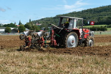 Le concours national de labour est l'un des moments forts des Terres de Jim. 