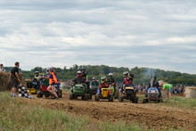 Les courses de tracteurs tondeuses ont fait chauffer l'ambiance. 