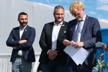 Marc Fesneau, ministre de l'agriculture a remis la médaille du mérite agricole à Arnaud Gaillot, ancien président de Jeunes Agriculteurs. 
