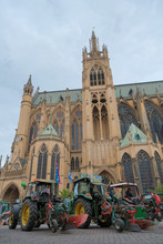 Bénédiction des tracteurs sur le parvis de la cathédrale de Metz.