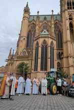 Bénédiction des tracteurs sur le parvis de la cathédrale de Metz_3.
