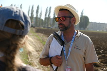 Le jury veille au grain lors de la finale nationale du concours de labour. 