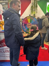 Père et fille devant le stand JA.