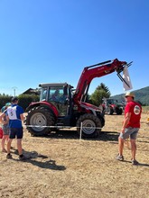 Effectuer un parcours avec un plat rempli de 2,5 L d'eau sur le relevage arrière. Le but étant d'en perdre le moins possible.