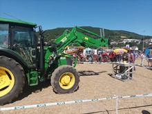 Une corde est accrochée au bout de la fourche. Le but étant d’insérer la corde dans les récipients de circonférences différentes.