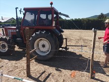 Faire le parcours sans toucher les fils électriques avec la baguette accroché au relevage arrière.