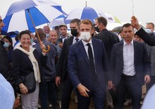 Emmanuel Macron déambule sous la pluie dans les allées de Terres de Jim, le vendredi 10 septembre.