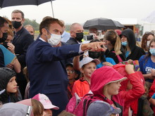 Emmanuel Macron a pris beaucoup de photos avec les enfants lors de sa visite.