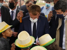 Le président signe quelques autographes