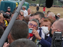 Beaucoup de visiteurs ont voulu se prendre en selfie avec le président. 