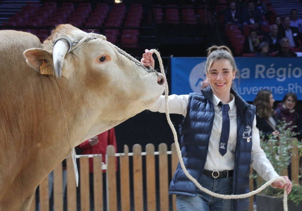 Marie-Laurence au concours de la race Blonde d'Aquitaine au Sommet de l'élevage 2021. 