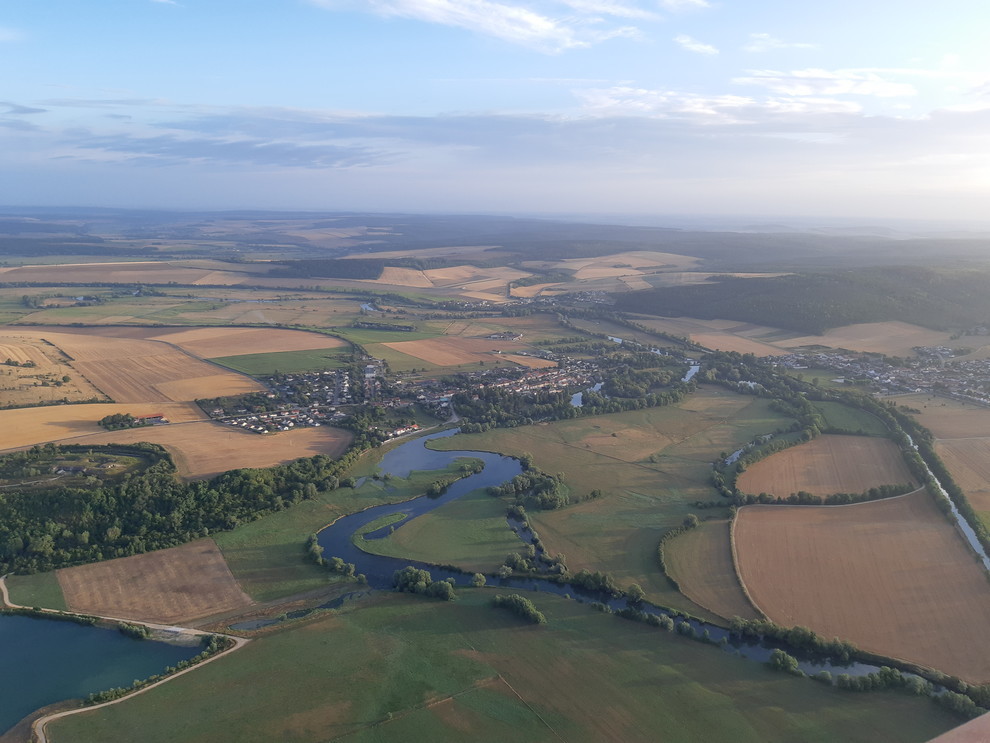 Photo prise lors d’un survol du fleuve de la Meuse à côté de Verdun. Photo prise lors d’un survol du fleuve de la Meuse à côté de Verdun.