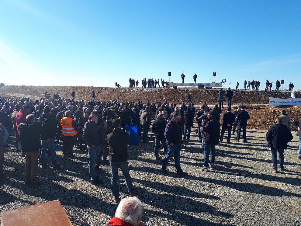 Rassemblement des JA, FNSEA et représentants des coopératives de l'eau sur le site de Mauzé-sur-le-Mignon Rassemblement des JA, FNSEA et représentants des coopératives de l'eau sur le site de Mauzé-sur-le-Mignon