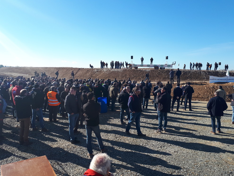 Rassemblement des JA, FNSEA et représentants des coopératives de l'eau sur le site de Mauzé-sur-le-Mignon