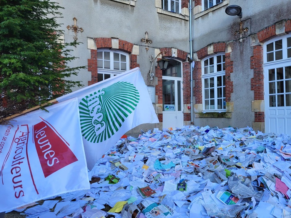 Des feuilles broyés ont été déposées devant l'OBF à Coutances dans la Manche. 