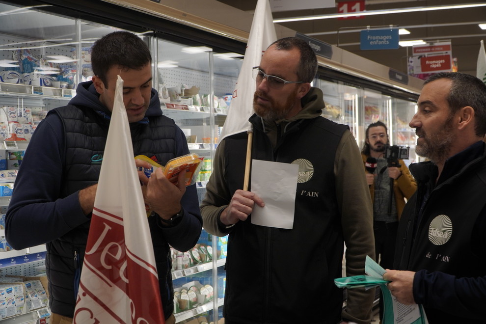 Dans l'Ain les JA ont contrôlé les rayons des supermarchés. Dans l'Ain les JA ont contrôlé les rayons des supermarchés.