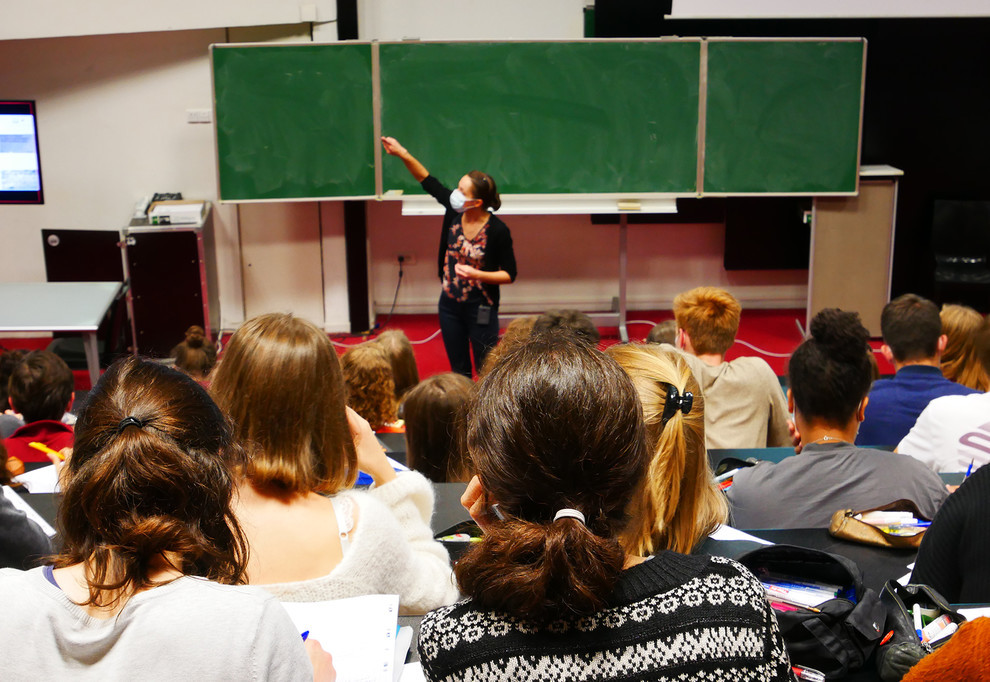 Cours de géologie en amphithéâtre pour les étudiants de première année. Cours de géologie en amphithéâtre pour les étudiants de première année.