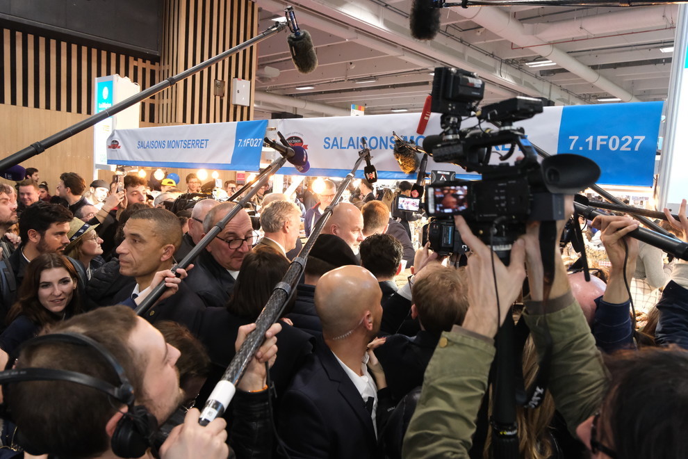 De nombreux journalistes ont suivi la déambulation de Jordan Bardella. De nombreux journalistes ont suivi la déambulation de Jordan Bardella.