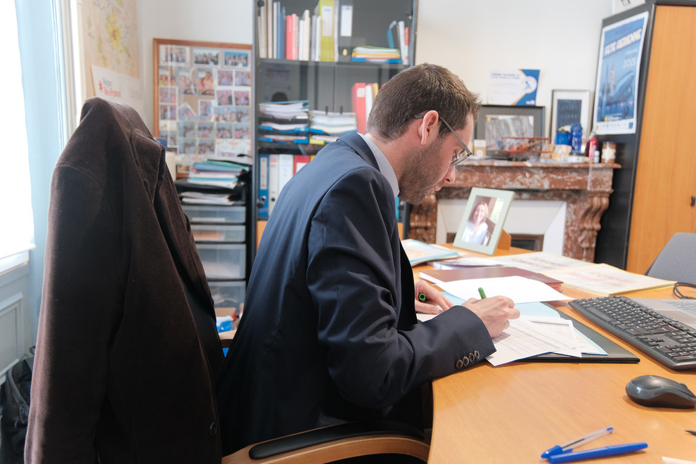 La mairie occupe désormais une grande part de son temps, la terre reste le point d’ancrage.