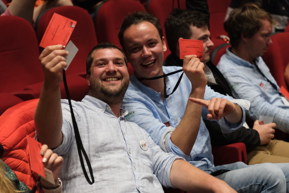 Les congressistes ont été invités à se prononcer sur le rapport moral et d'orientation. Les congressistes ont été invités à se prononcer sur le rapport moral et d'orientation.