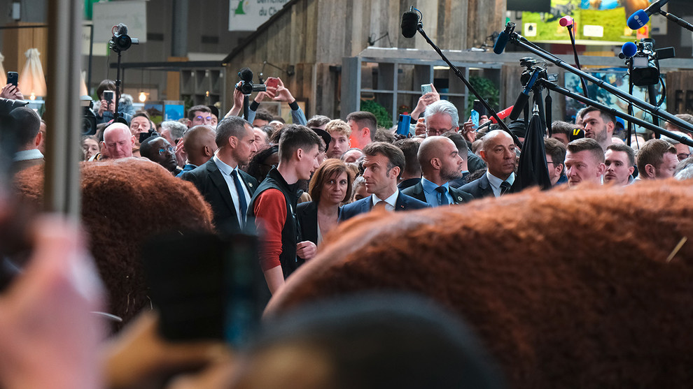 Emmanuel Macron discute avec un éleveur au SIA 2023.