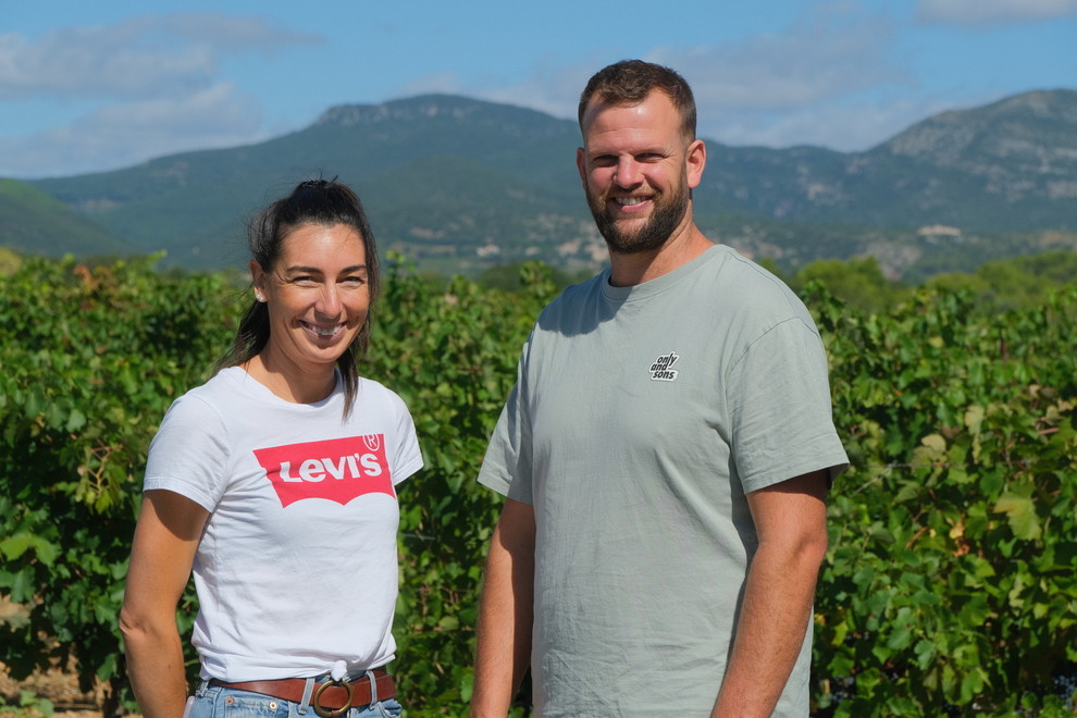Le couple sur leur exploitation agricole qui est  de 17 hectares de vignes majoritairement en AOP Terrasses du Larzac, en fermage.