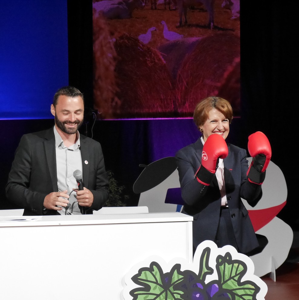 Jeunes Agriculteurs a offert à la ministre une paire de gangs rouges lors de la séquence des JA Awards. Jeunes Agriculteurs a offert à la ministre une paire de gangs rouges lors de la séquence des JA Awards.