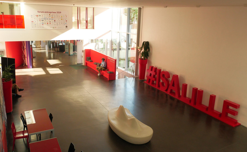 Fin de journée à l'ISA, le hall d'entrée se vide. Fin de journée à l'ISA, le hall d'entrée se vide.