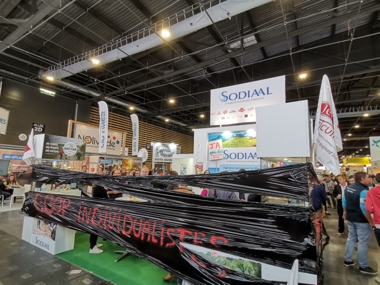 Sodiaal est dans le viseur des JA Aura, qui dénoncent un plagiat de leur projet « Lait jeune » par la coopérative, attisé par un contexte tendu sur le lait bio. Action sur le stand le 7 octobre (crédit photo JA Aura) Sodiaal est dans le viseur des JA Aura, qui dénoncent un plagiat de leur projet « Lait jeune » par la coopérative, attisé par un contexte tendu sur le lait bio. Action sur le stand le 7 octobre (crédit photo JA Aura)