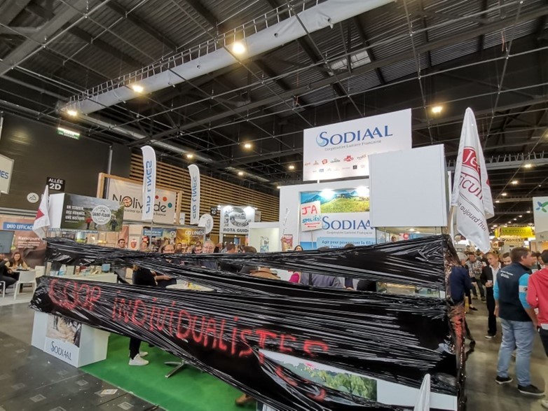 Sodiaal est dans le viseur des JA Aura, qui dénoncent un plagiat de leur projet « Lait jeune » par la coopérative, attisé par un contexte tendu sur le lait bio. Action sur le stand le 7 octobre (crédit photo JA Aura)