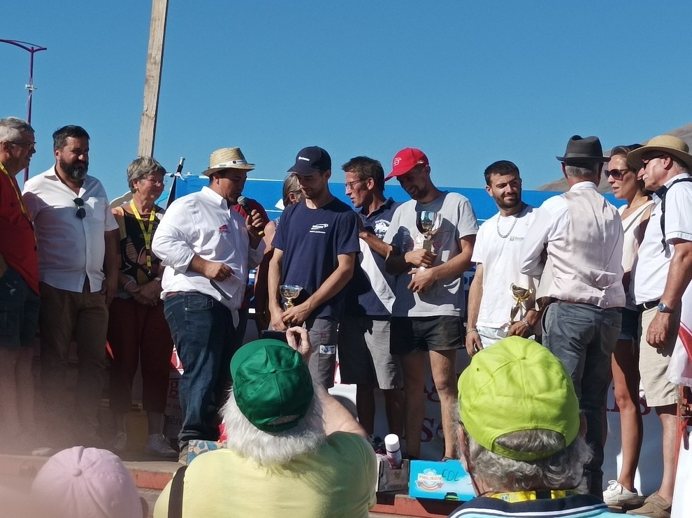 Remise des prix en présence des partenaires, des participants et du public