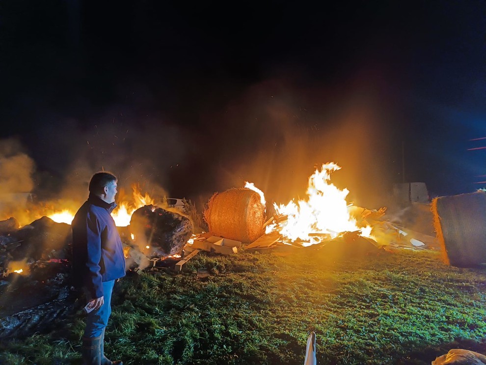 Lundi 18 novembre, les JA et la FDSEA de l'Indre ont embrasé le département ! Plusieurs centaines d'agriculteurs ont allumé 13 feux de la colère sur des ronds-points à travers l'Indre. (c)JA36 Lundi 18 novembre, les JA et la FDSEA de l'Indre ont embrasé le département ! Plusieurs centaines d'agriculteurs ont allumé 13 feux de la colère sur des ronds-points à travers l'Indre. (c)JA36