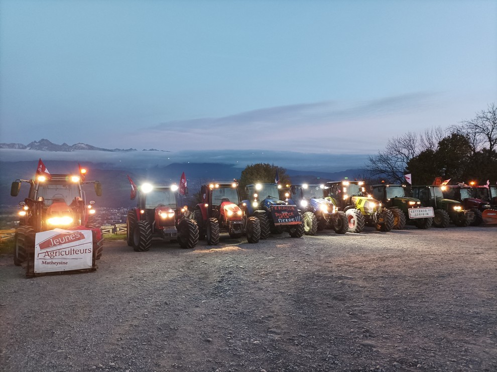 En Isère, les agriculteurs sont montés en tracteurs au Fort de la Bastille, lieu emblématique de Grenoble notamment pour sa vue sur la ville et les massifs, pour faire leur "prise de la Bastille" grenobloise. (c) JA38 En Isère, les agriculteurs sont montés en tracteurs au Fort de la Bastille, lieu emblématique de Grenoble notamment pour sa vue sur la ville et les massifs, pour faire leur "prise de la Bastille" grenobloise. (c) JA38