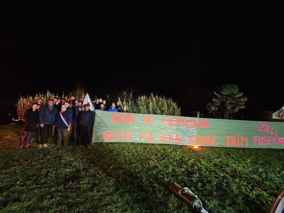 À Pornic, environ 40 agriculteurs se sont mobilisés au rond-point de la zone de l'Europe. Après un petit tour du port en tracteurs. Ils en ont profité pour échanger avec Jean-Michel Brard, ancien maire de Pornic et député de Loire-Atlantique (9ème circonscription) des actualités, du Mercosur et du moral des agriculteurs du secteur. (c)JA44 À Pornic, environ 40 agriculteurs se sont mobilisés au rond-point de la zone de l'Europe. Après un petit tour du port en tracteurs. Ils en ont profité pour échanger avec Jean-Michel Brard, ancien maire de Pornic et député de Loire-Atlantique (9ème circonscription) des actualités, du Mercosur et du moral des agriculteurs du secteur. (c)JA44