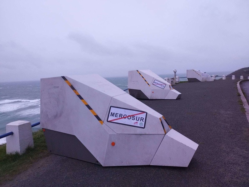Scène insolite dans la Manche : des agriculteurs en « surveillance » de la mer pour dénoncer les importations ne respectant pas les normes françaises. Une action symbolique portée par les jeunes agriculteurs pour alerter sur l’urgence de protéger l’agriculture nationale. (c) JA 50 Scène insolite dans la Manche : des agriculteurs en « surveillance » de la mer pour dénoncer les importations ne respectant pas les normes françaises. Une action symbolique portée par les jeunes agriculteurs pour alerter sur l’urgence de protéger l’agriculture nationale. (c) JA 50