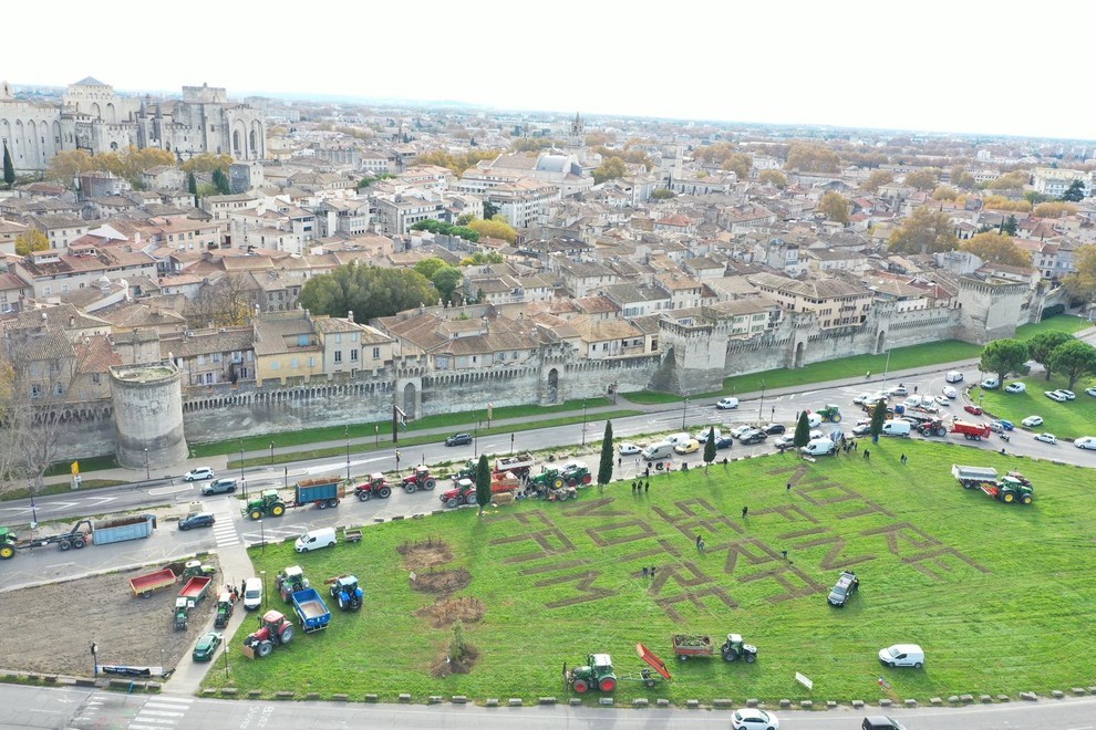 Les jeunes agriculteurs du Vaucluse ont confectionné une impressionnante fresque pour protester contre le Mercosur. (c) JA84 Les jeunes agriculteurs du Vaucluse ont confectionné une impressionnante fresque pour protester contre le Mercosur. (c) JA84