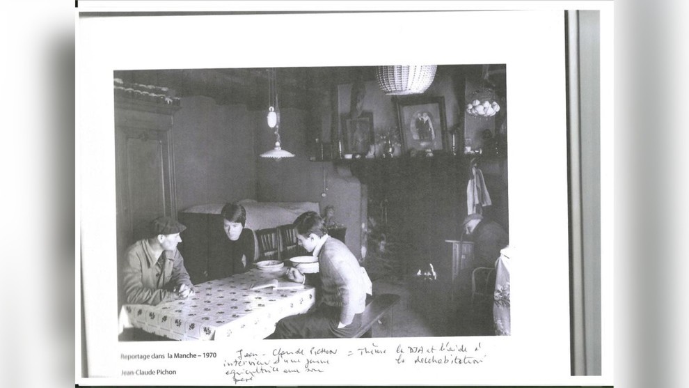 Légende photo JC Pichon (crédit : Pierre Colombert) Interview pour JA, par Jean-Claude Pichon en 1970, dans la Manche, d'une jeune agricultrice en polyculture élevage-lait qui veut s'installer avec son père dans un premier temps et qui espérait une aide pour à la fois moderniser l'exploitation familiale et pour lancer un projet d'habitation autonome de la maison de ses parents. La DJA et la dotation à la décohabitation étaient en gestation dans ce décor de ferme si typique de l'époque. Légende photo JC Pichon (crédit : Pierre Colombert) Interview pour JA, par Jean-Claude Pichon en 1970, dans la Manche, d'une jeune agricultrice en polyculture élevage-lait qui veut s'installer avec son père dans un premier temps et qui espérait une aide pour à la fois moderniser l'exploitation familiale et pour lancer un projet d'habitation autonome de la maison de ses parents. La DJA et la dotation à la décohabitation étaient en gestation dans ce décor de ferme si typique de l'époque.