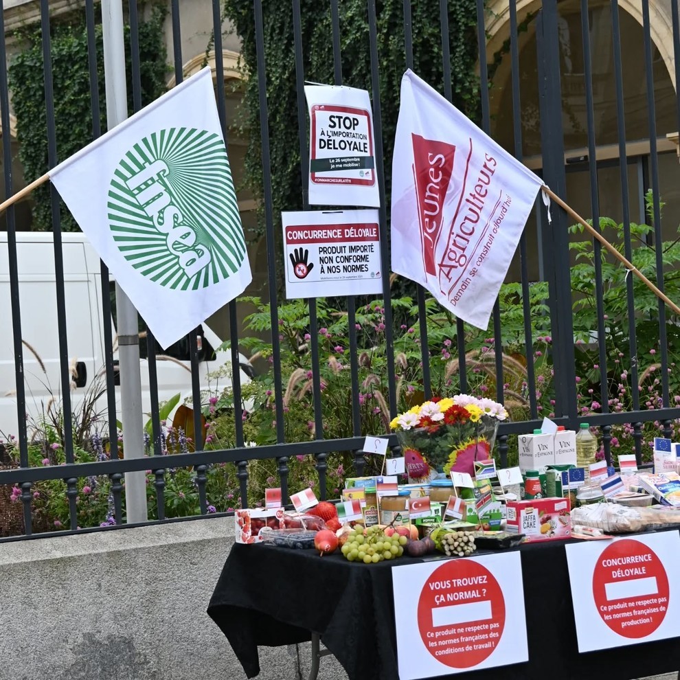 En Maine et Loire les JA et la FNSEA ont installé un "Banquet de la Honte". En Maine et Loire les JA et la FNSEA ont installé un "Banquet de la Honte".