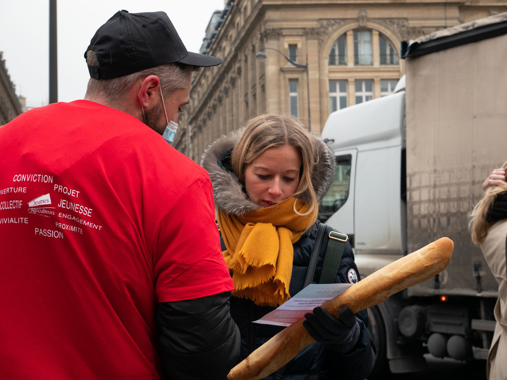 Distribution de baguettes de pain 