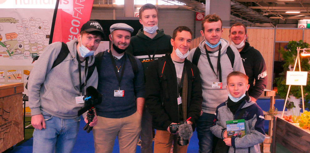 Les youtubeurs accompagnés de Maxime, 10 ans. Les youtubeurs accompagnés de Maxime, 10 ans.