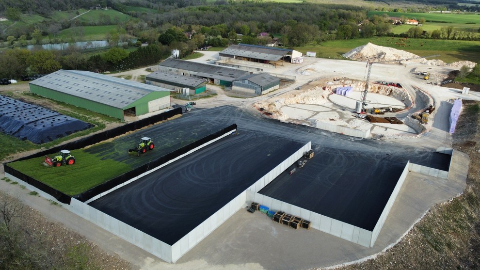 Vu en drone du chantier ainsi que du GAEC en arrière-plan. Vu en drone du chantier ainsi que du GAEC en arriére-plan.
