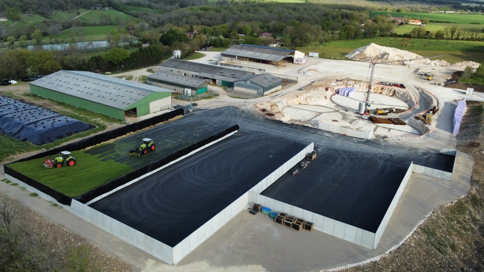 Vu en drone du chantier ainsi que du GAEC en arriére-plan. 